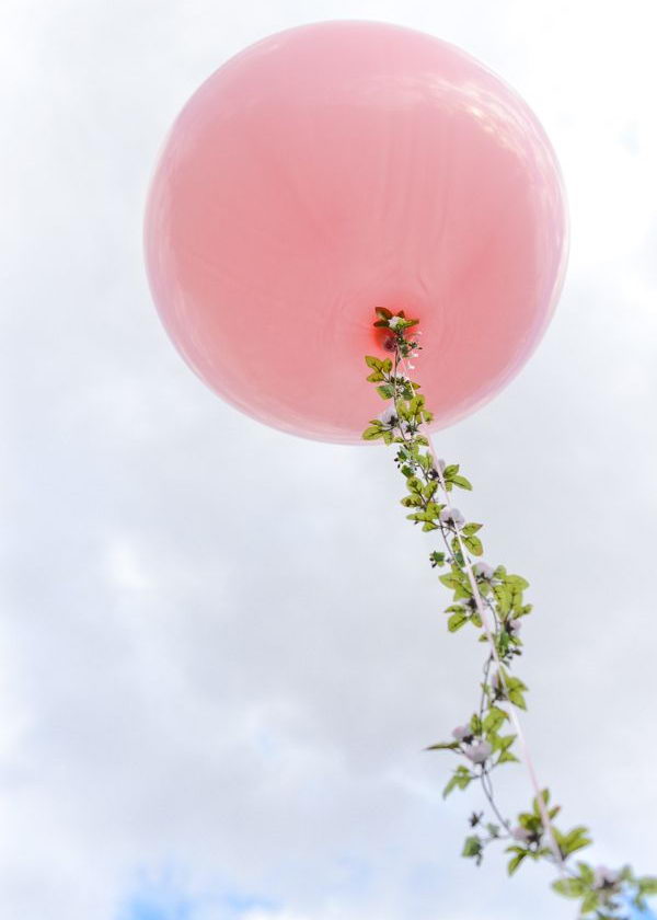 Pink Balloon Spring Decoration. What makes this eye catching is the floral garlands adding to the large sized pink balloon. Try this creative Easter decoration idea to add some spring flavor, it’s so wonderful! 
