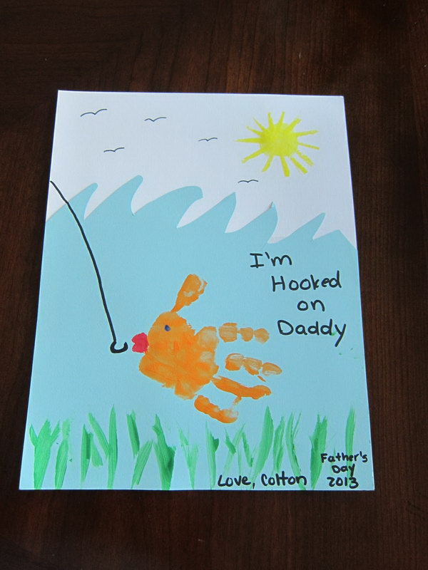 I'm Hooked on Daddy Card. Let the little ones paint their palm and fingers beautiful colors and make cute fishes hanging on a hook! Learn the tutorial here. 