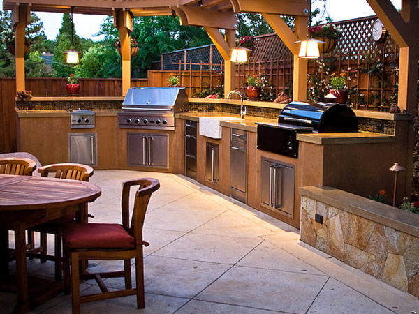 The combination of the lighting and the colors in this outdoor kitchen makes it looking more modern. Everything here looks very harmony. 