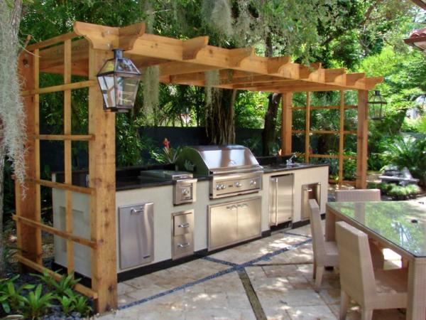 Everything looks so harmony in this wooden outdoor kitchen surrounded by the greens. It is really an enjoyment to cook exotic delicacies in the lap of nature. 