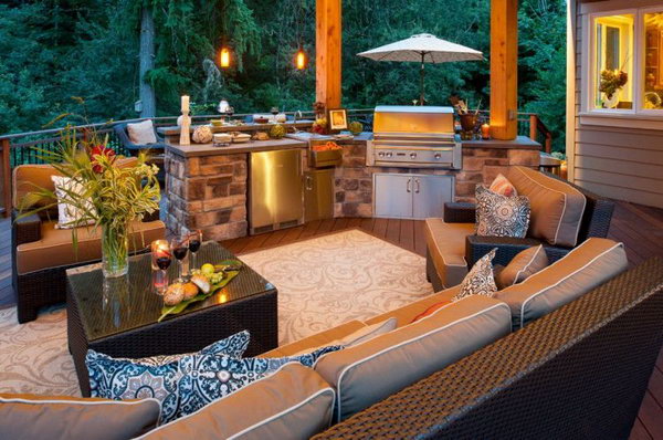 This luxurious and gorgeous outdoor kitchen add a cozy style to the comfortable living room. 