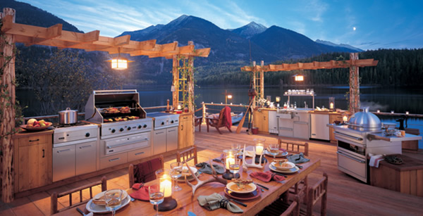 A view of the spectacular snow clad mountains and the big lake near your backyard makes this outdoor kitchen even more amazing. 