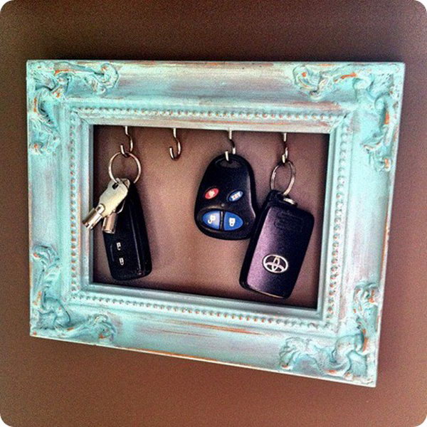 DIY Vintage Frame Key Holder. A wonderful vintage frame with small hooks to support your keys. be at hand every time you leave or get home. See how to do it 