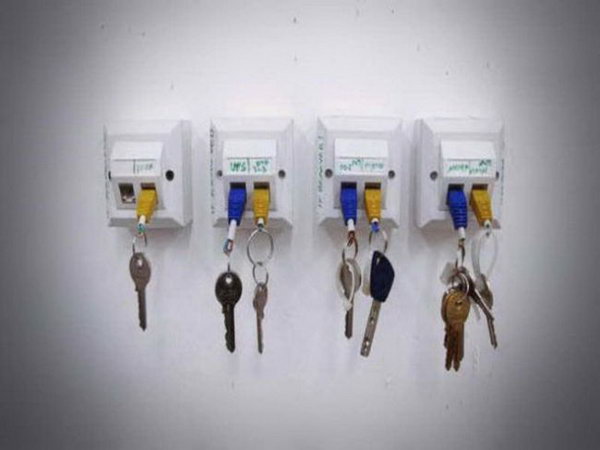 Geeky USB Cable Key Holder. This key holder is made from several wall mounted RJ 45 jack network boxes. It’s quick and ingenious, and most of all, all your keys will be exactly where you have left them. Get more inspiration 