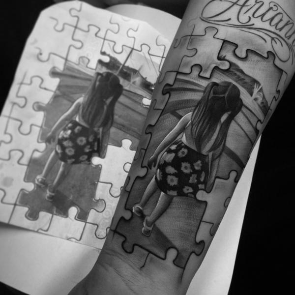 A little girl working in puzzles