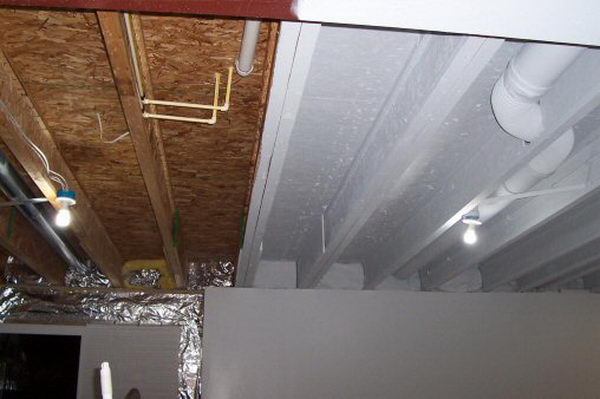  Pittura industriale del soffitto del seminterrato di sguardo. Invece di muro a secco o soffitto goccia, dipingere il tutto con uno spruzzatore senz'aria in bianco per renderlo uniforme, ma si fondono e luminoso.