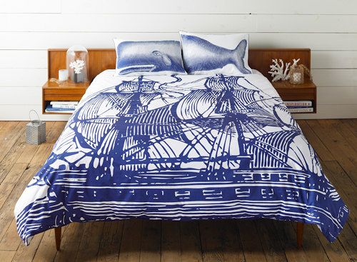 There are so many different options when it comes to decorating a nautical themed room. Boats, ships, sailors, nautical flags, treasure map, pirates, sea animals, sea shells, lighthouses, palm trees, tropical beach, surf shack, seaside cottage style, rustic cabin style and toddlers. Bring a maritime feel to your little boy’s bedroom with one of these ideas right now.