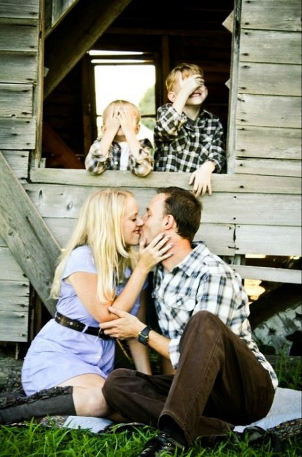 20 Fun and Creative Family Photo Ideas - Hative