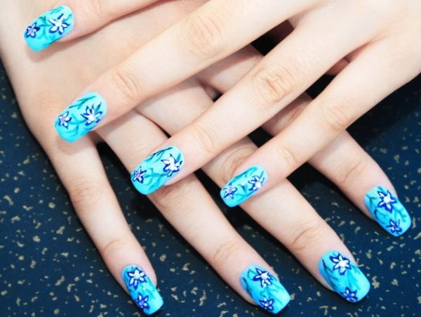 Pretty Flower Nail Art. These flower designs are so cute and make a regular manicure look like a piece of artwork.