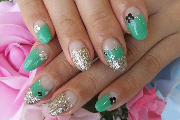 Green Nail Art, which can be combined with patterns of grass, Christmas tree or football. They are fun, creative and easy to make.