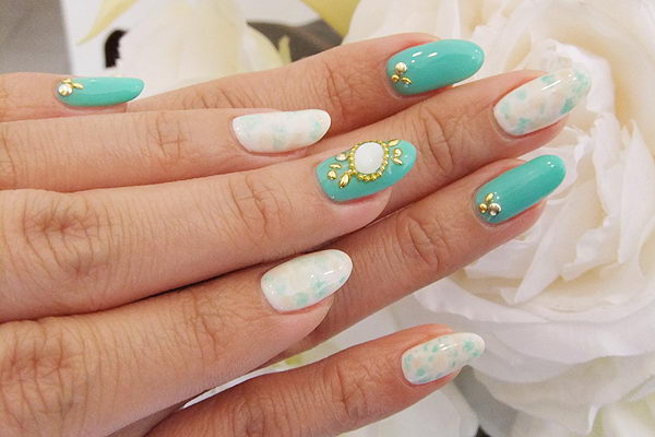 Green Nail Art, which can be combined with patterns of grass, Christmas tree or football. They are fun, creative and easy to make.