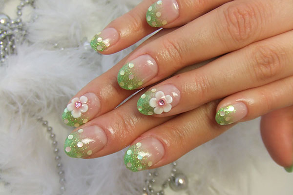 Green Nail Art, which can be combined with patterns of grass, Christmas tree or football. They are fun, creative and easy to make.