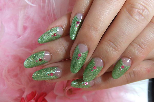 Green Nail Art, which can be combined with patterns of grass, Christmas tree or football. They are fun, creative and easy to make.