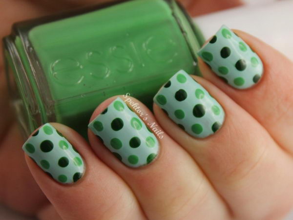 Green Nail Art, which can be combined with patterns of grass, Christmas tree or football. They are fun, creative and easy to make.