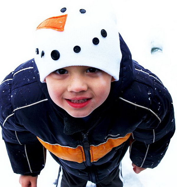 Snowman hat for kids. This cutie hat is so easy to make and it's such an inexpensive gift for your kids!