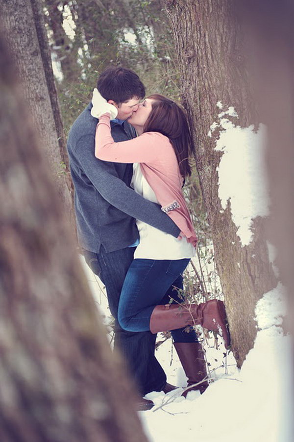 10+ Romantic Winter Engagement Photo Ideas - Hative