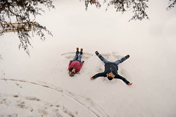 Choose winter engagement photos to capture the winter wonderland that awaits them outdoors. It is really romantic getting warm and cozy with your loved one.