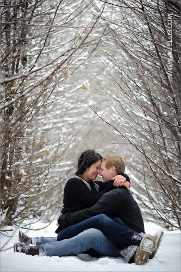 10+ Romantic Winter Engagement Photo Ideas - Hative