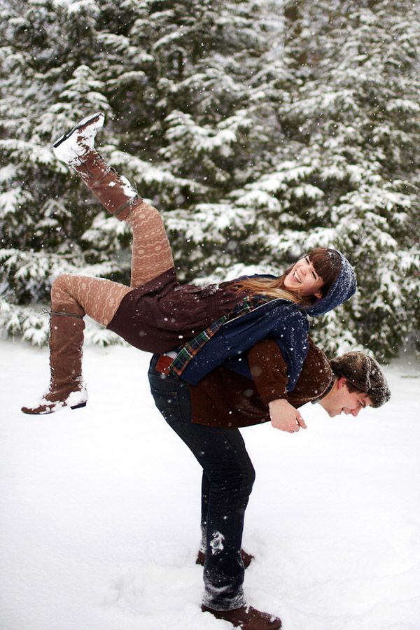 10+ Romantic Winter Engagement Photo Ideas - Hative