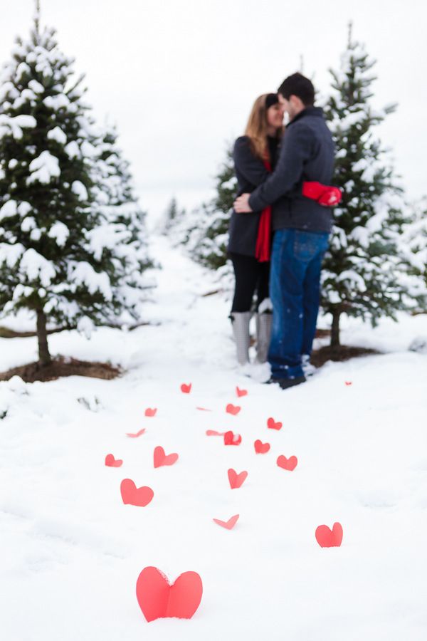 10+ Romantic Winter Engagement Photo Ideas - Hative