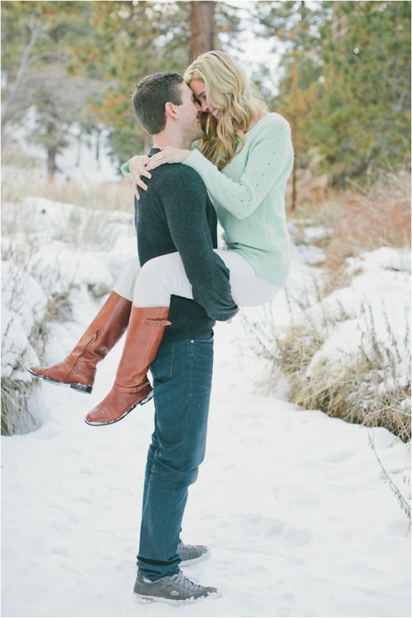 10+ Romantic Winter Engagement Photo Ideas - Hative