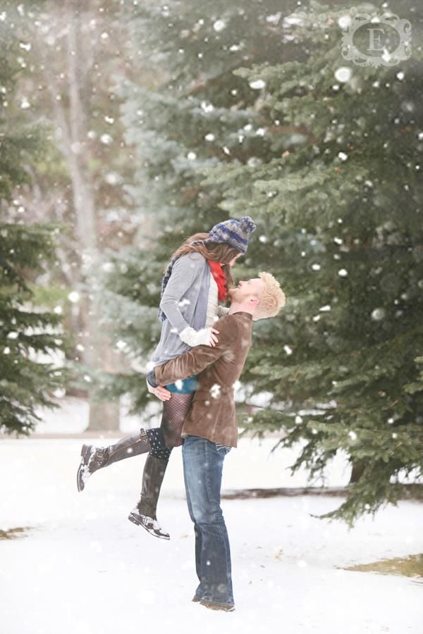 10+ Romantic Winter Engagement Photo Ideas Hative