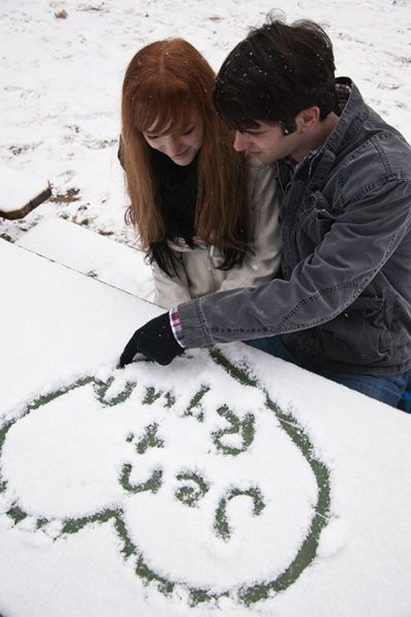 10+ Romantic Winter Engagement Photo Ideas - Hative