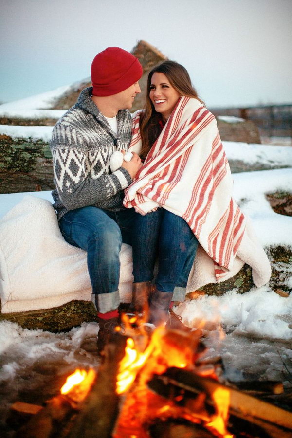 10+ Romantic Winter Engagement Photo Ideas - Hative
