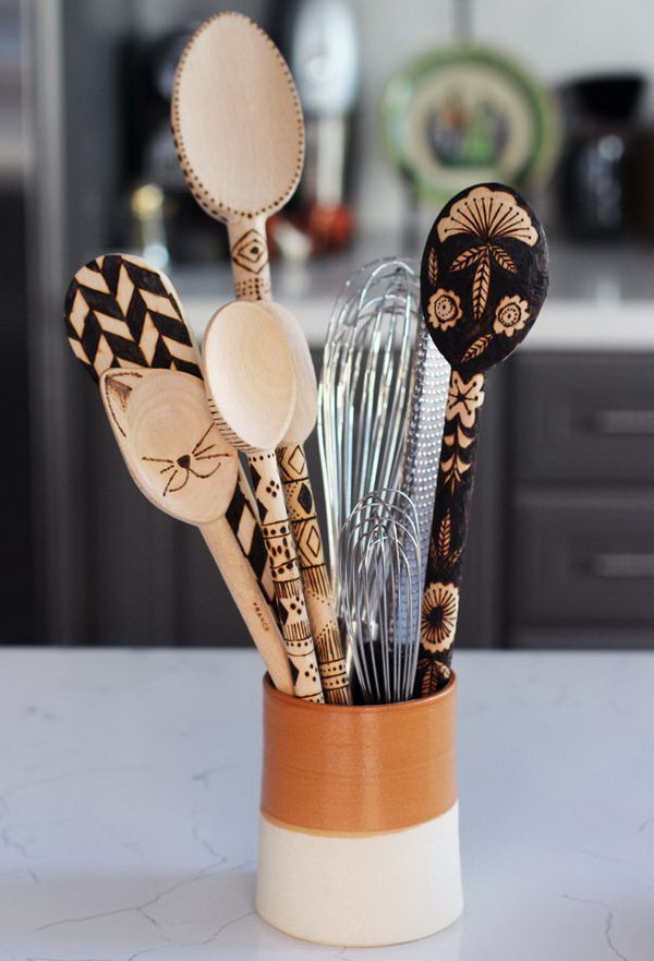 Simple and inexpensive, yet these DIY Wood Burned Spoons make for impressive and meaningful gifts! 