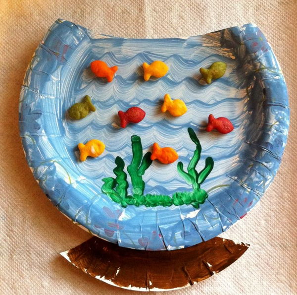 A paper plate fishbowl craft with goldfish crackers, which is great to use during a beach, ocean, or summer unit. It is inspired by Dr. Seuss' book 'One Fish Two Fish Red Fish Blue Fish'. 