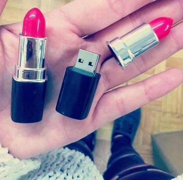 Many ladies often remember their lipsticks rather than their USB drive. The lipsticks style USB drive can easily draw your attention above all other things. 