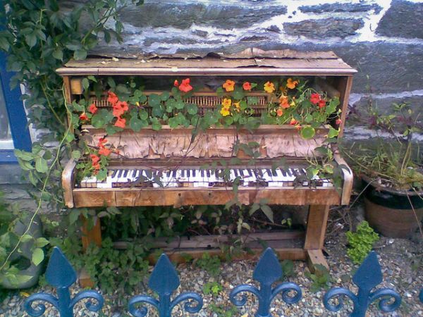 20+ Creative Old Piano Repurposing Ideas - Hative