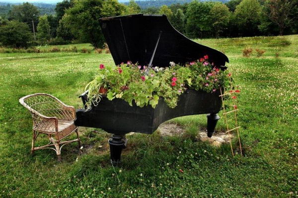 Creative Old Piano Repurposing Idea. Give your old piano a new life, and showcase your artwork to your friends.