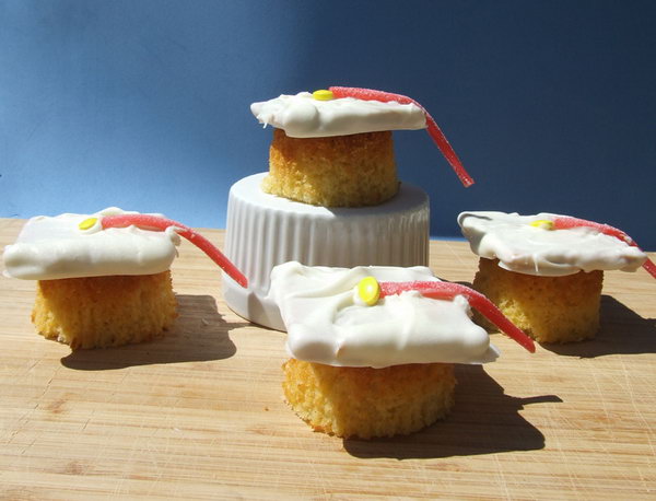 Graduation Cupcakes. Celebrate the graduate’s achievement with something sweet. Dip the graham cracker halves in candy and place parchment paper to dry, attach the cap with candy belt and add sprinkles for more decorations.