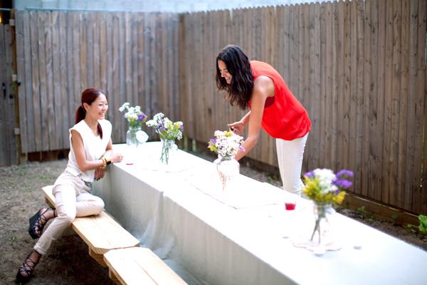 Fresh Flowers and Mason Jars. Dress up your summer party table setting with floral arrangements by filling mason jar vases with fresh flowers to maintain the elegant and fresh outlook for a summer party.