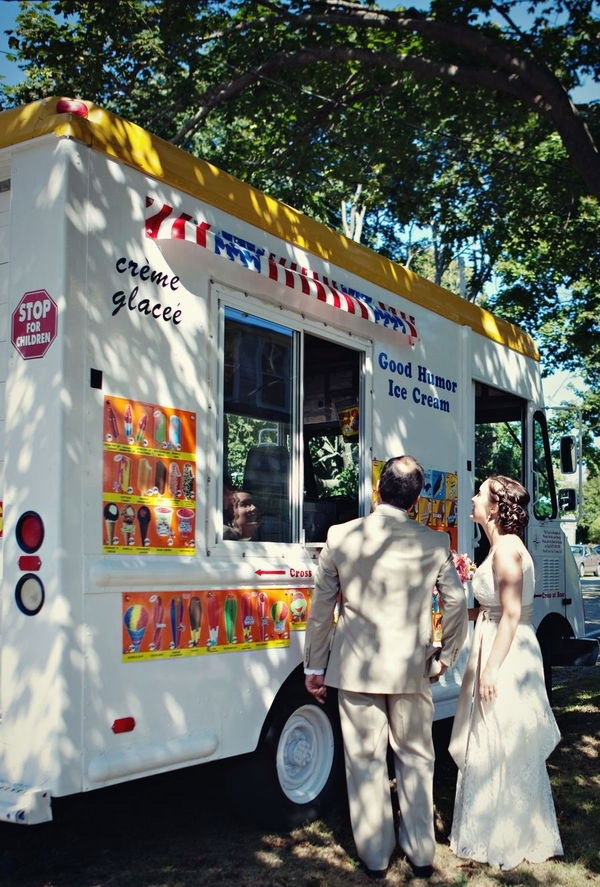 Ice-cream Truck. So many people love the sweet desserts. It’s so cool to have ice-creams on a summer day. This ice-cream truck is so fantastic to serve the guests with sweet flavor for the reception.