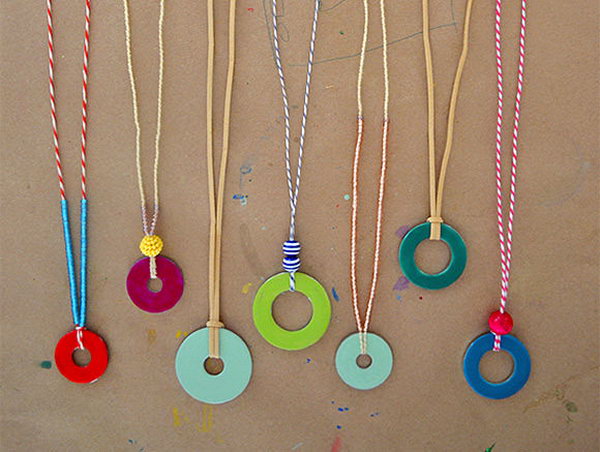 DIY Washer Necklaces with Nail Polish. It’s simple and fun to make these washer necklaces. I think kids will love these crafts very much. Here’s the detailed tutorial for your reference.