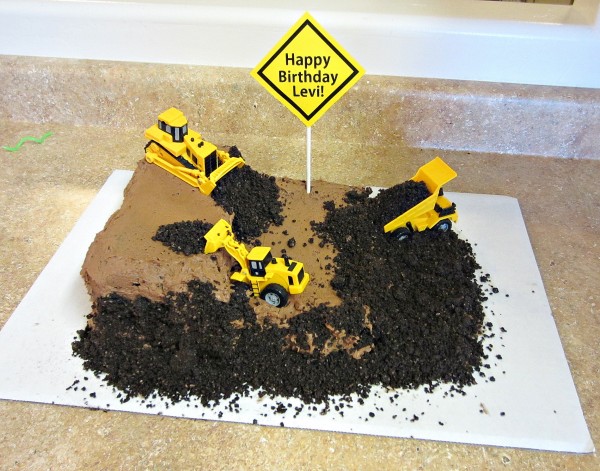 Construction Work Birthday Cake: Use chocolate cake, chocolate frosting and Oreo 