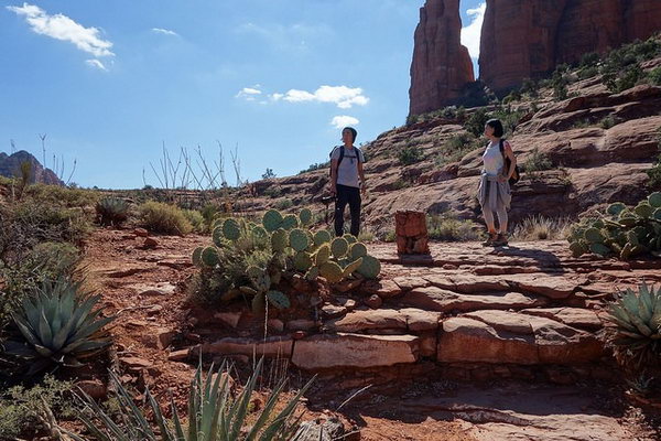 Go Hiking. Hiking is a good way to know your girlfriend in such a beautiful environment. You can talk to each other happily in a light mood while enjoying the beautiful scenery.