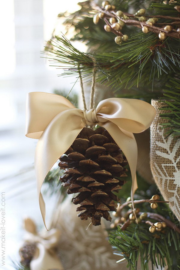 Pine Cone Bow Ornament. 