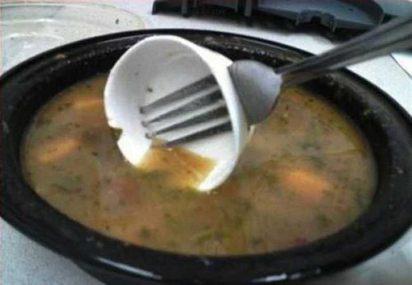 Use A Fork And An Instant Noodle Bowl As A DIY Spoon. 