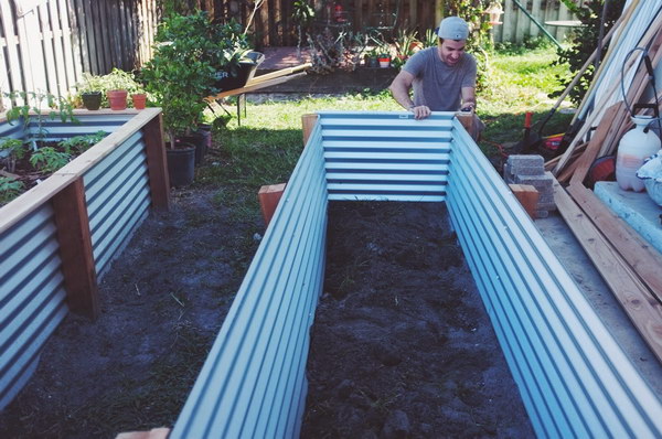 Easy Metal and Wood Garden Bed. 