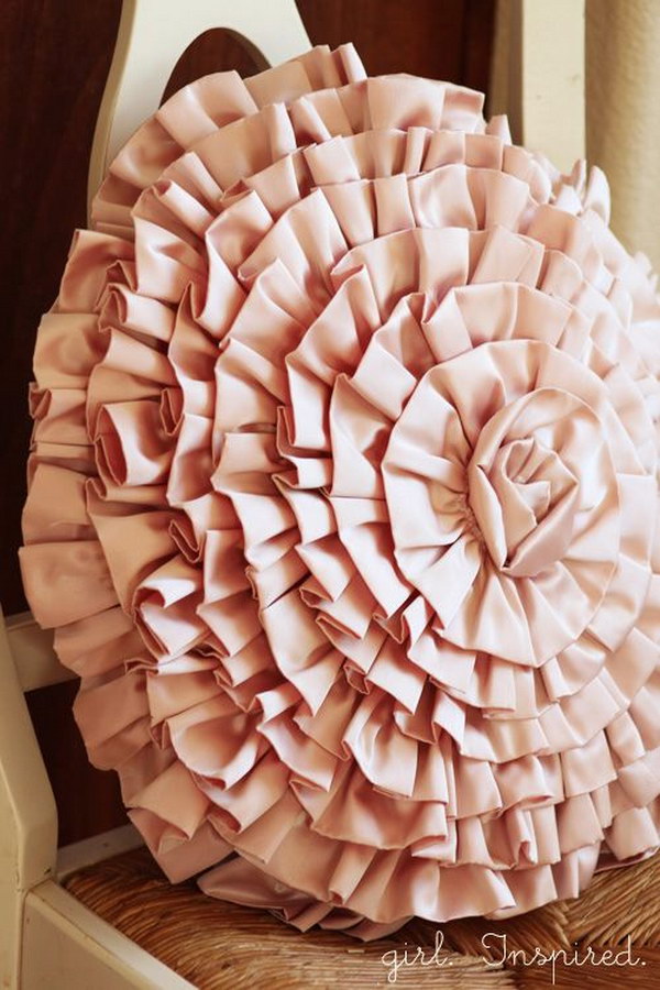 DIY Ruffle Pillow Tutorial 