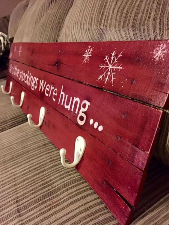 Awesome DIY Christmas Decorations Made From Pallets - Hative