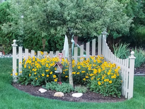 Make an Interesting Corner Landscaping Fence in Your Yard. 