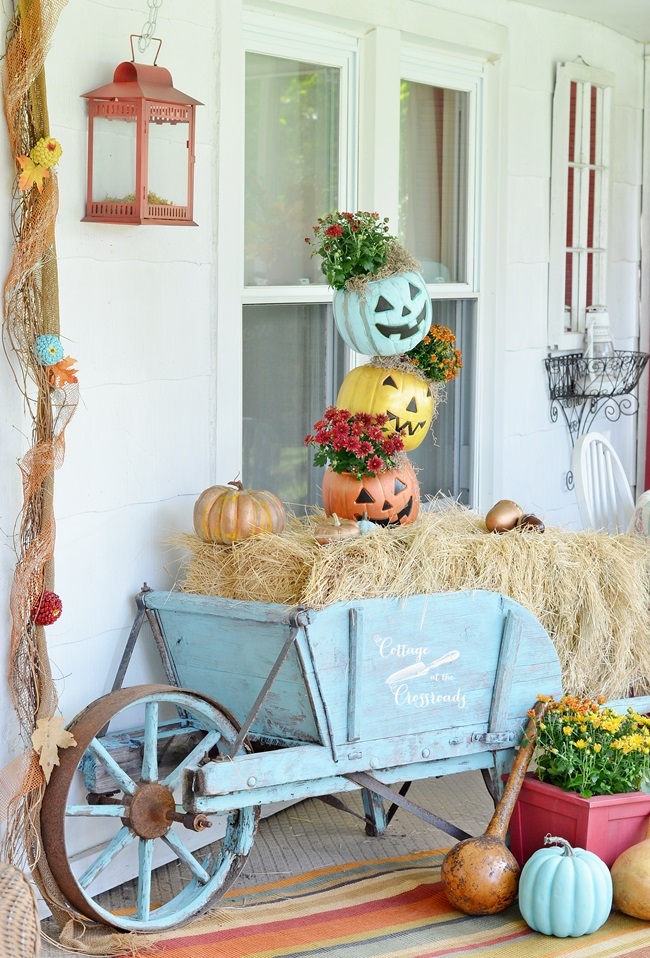 pumpkin fall diy decorations porch decorating decor wheelbarrow autumn cottage pumpkins outside outdoor wheel hay fun centerpieces crafts topsy turvy