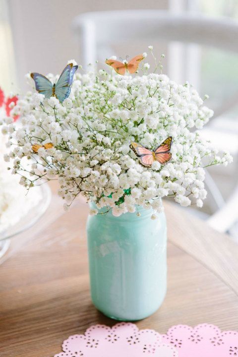 Easter Mason Jar Flower Arrangement. 