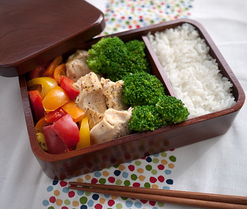 Chicken And Pepper Rice Cooker Bento. 