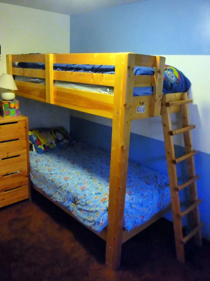 One-legged Corner Bunk Bed Plan. 