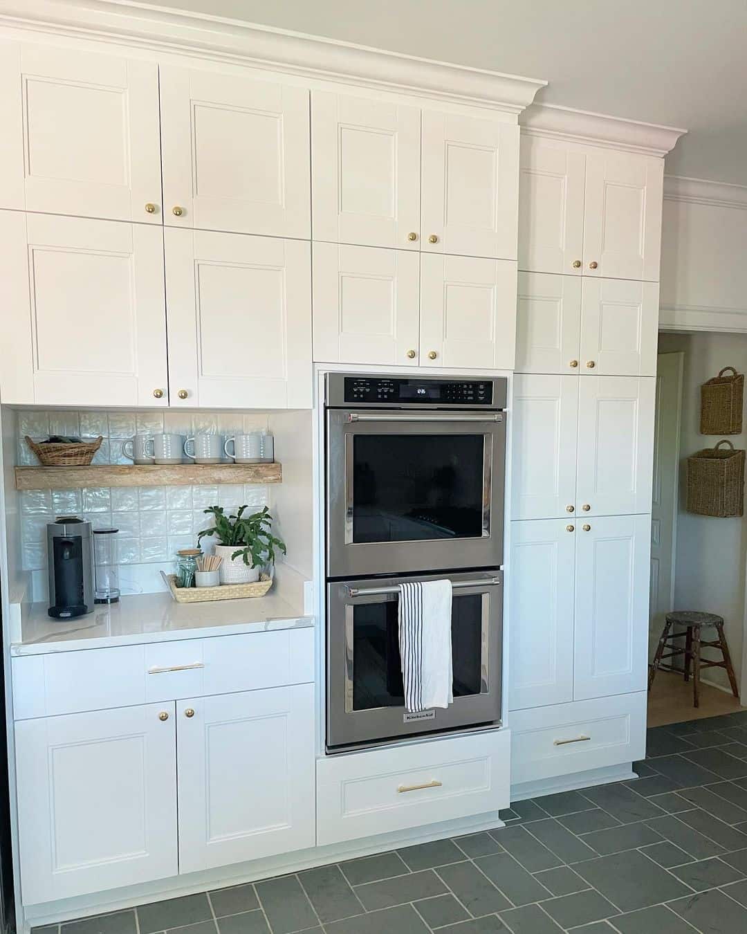 Floor To Ceiling Cabinets Around Oven. 